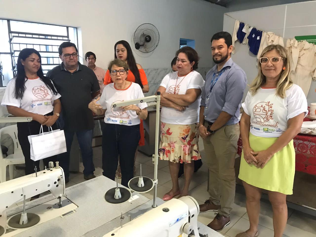 Prática de costura pelos alunos do curso