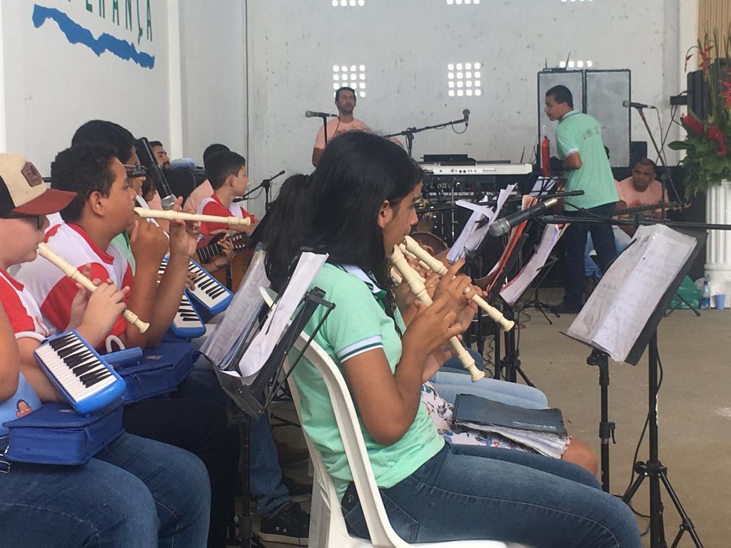 Aula de música na ONG MaiOrFé